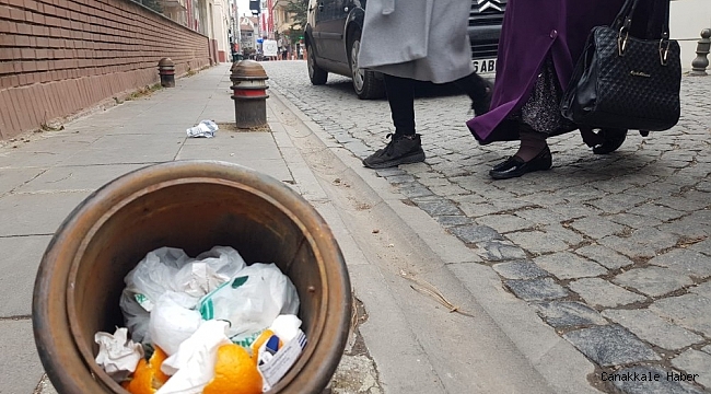 Sorumsuzluğun böylesi, trafik dubasını çöp kovasına çevirdiler