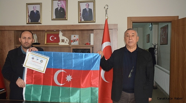 TADDEF'ten MHP İl Başkanına teşekkür belgesi ve Azerbaycan bayrağı