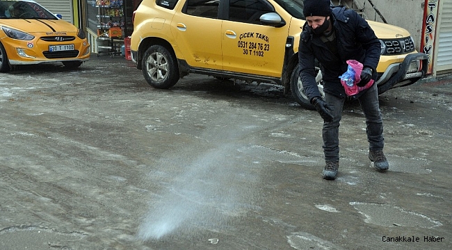 Taksiciden yol tuzlama çalışması