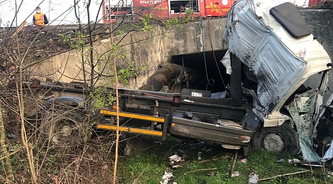 TEM Sakarya geçişinde kontrolden çıkan kamyon takla attı: 2 ölü