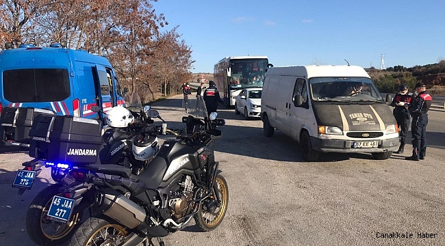 Test sonucu pozitif çıkan vatandaş, aracı ile yolculuk yaparken yakalandı