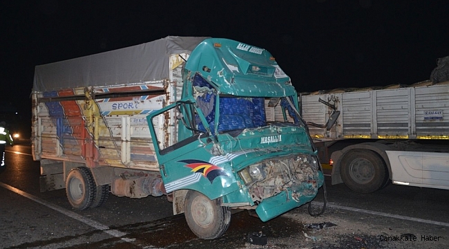 Tıra çarpan kamyonun sürücüsü kabinde sıkıştı