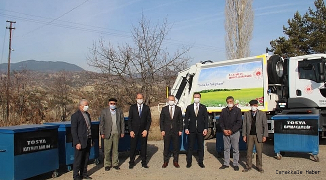 Tosya'nın köylerine çöp konteyneri dağıtımını sürüyor