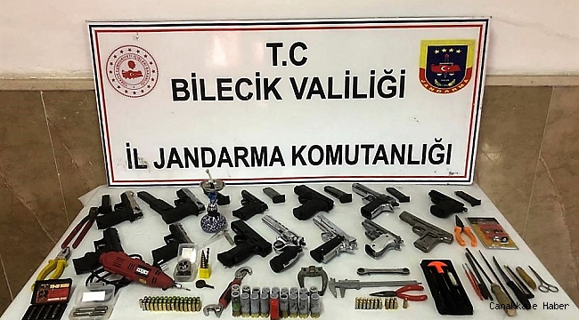 Üzerinden 3 tabanca çıkan şahsın evinden ise cephaneliğe yetecek silah çıktı