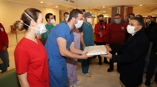 Vali Atay sağlık çalışanlarını ziyaret etti