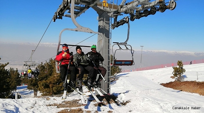 Yaşadıkları ilde kar olmadığı için Erzurum&#039;a kayak yapmaya geldiler