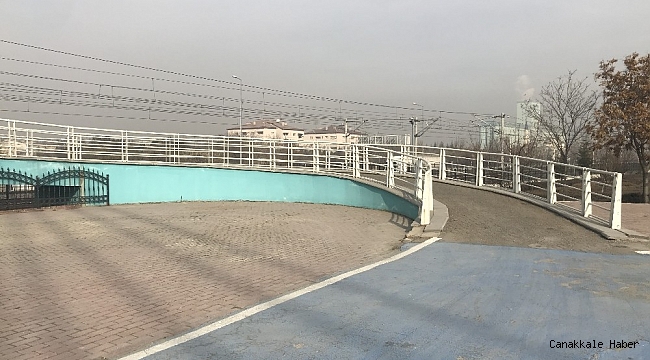 Yaya köprüsündeki otomobil şaşırttı