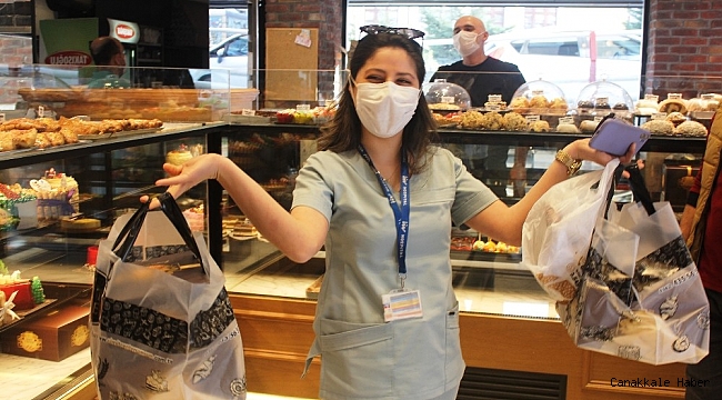 Yılbaşından kalan 200&#039;e yakın yaş pastayı ücretsiz dağıttılar