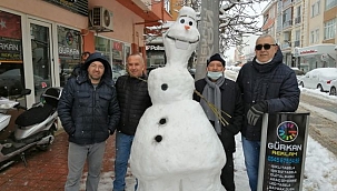 4 saatte yapılan kardan çizgi film karakterini 2 dakikada yıktılar