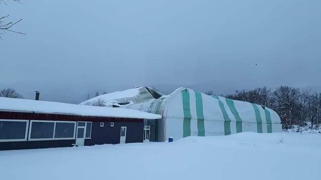 Biriken karlar halı sahanın çatısını çökertti