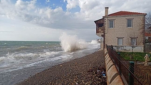 Dev dalgalar evlere kadar ulaştı