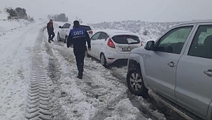 Ezine Belediyesi yolda mahsur kalan sürücülerin yardımına yetişti