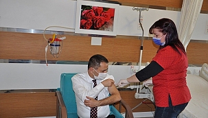 Vali Aktaş ilk aşısını oldu