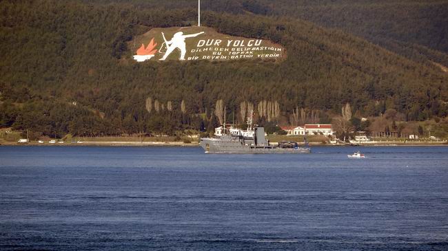 Boğaz’dan peş peşe savaş gemileri geçti