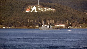 Boğaz’dan peş peşe savaş gemileri geçti