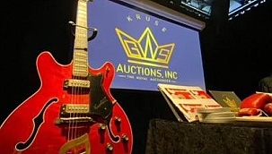 Elvis Presley'in gitarı rekor fiyata satıldı