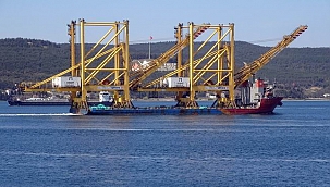 Liman vinci taşıyan gemi Çanakkale Boğazı’ndan geçti