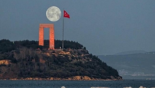 Şehitlik Abidesi’nin dolunay ile buluşma anı mest etti