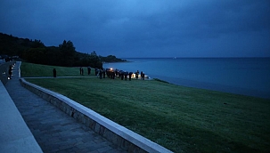 Anzak Koyu’nda Şafak Ayini