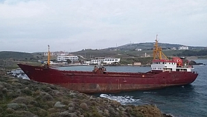 Bozcaada'da gemi karaya oturdu