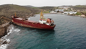 Bozcaada’da karaya oturan gemi kurtarılmayı bekliyor