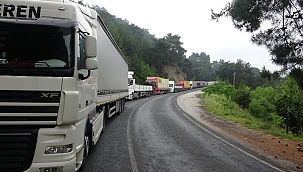 Arızalanan tır ulaşımı durdurdu