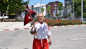 Balkan Şampiyonu Selman dede elinde Türk bayrağıyla koştu