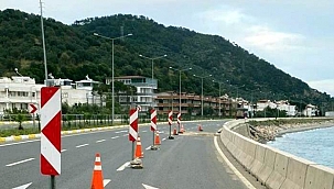 Çanakkale İzmir Karayolunda çökme nedeniyle bölünmüş yolun bir şeridi trafiğe kapatıldı