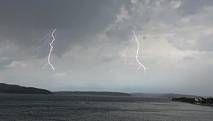 Çanakkale'de kısa süren fırtına etkili oldu