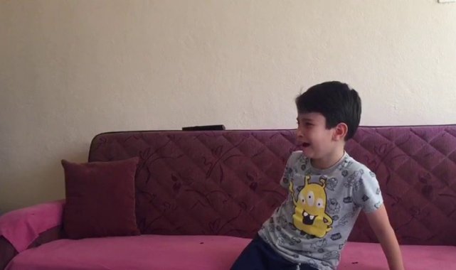 15 Temmuz darbe girişimi videosunu izleyen küçük çocuk gözyaşlarını tutamadı