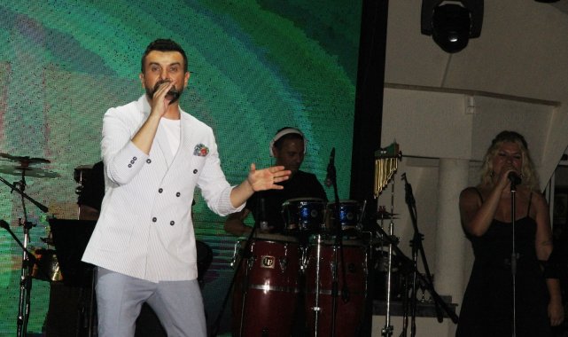 2 yıldır sahneye çıkmayan Gökhan Tepe sanat hayatının 25'inci yılını kutladı