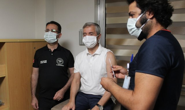 3'üncü doz aşısını yaptıran Gaziantep İl Sağlık Müdürü Tiryaki: "Aşıdan başka çözüm yok"