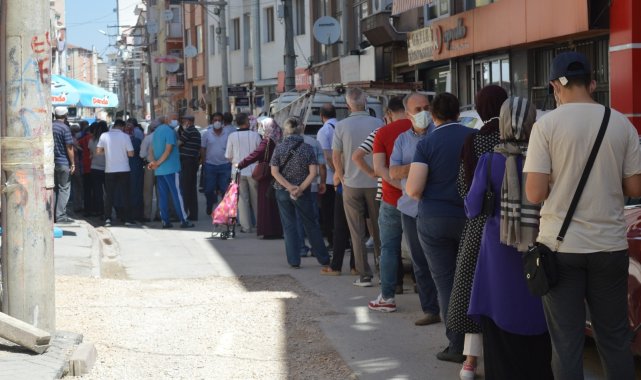 39 derece hava sıcaklığını umursamadan saatlerce baklava kuyruğunda beklediler