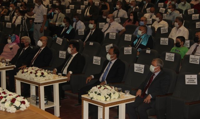 7 Aralık Üniversitesinde akademisyenler törenle cübbe giydi