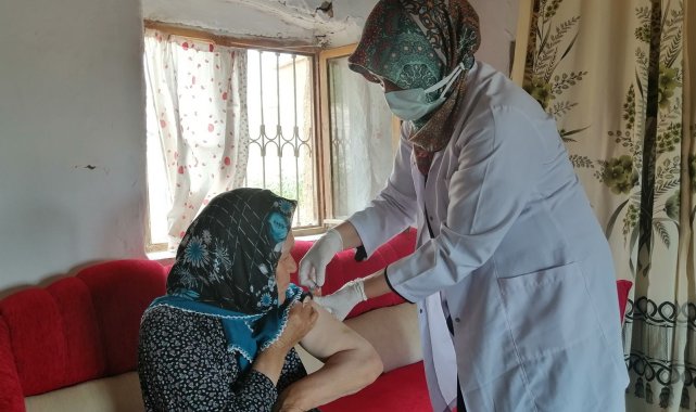 81 yaşındaki Hacer nineye sağlık ekipleri aşıyı evinde yaptı