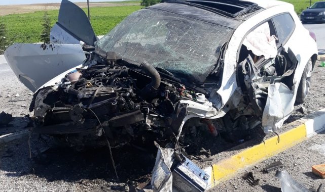 Afyonkarahisar&#039;da otomobil bariyerlere çarptı: 3 ağır yaralı