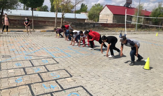 Ağrı&#039;da &quot;Telafide Ben de Varım&quot; programı ile öğrenciler yaz dönemini dolu dolu geçiriyor