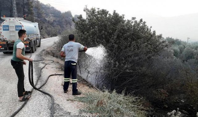 Akdeniz Belediyesi, yangın bölgesine arazözler ve personel gönderdi
