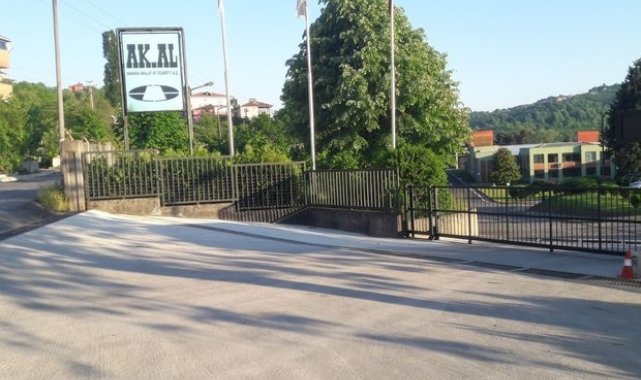 Alaplı&#039;da fabrikanın çatısından düşen işçi yaralandı