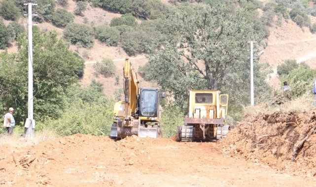 Alaşehir'de yol genişletme çalışmaları yapılıyor