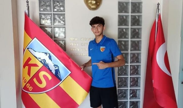 Alperen Elmas profesyonel oldu