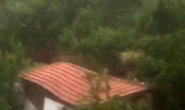 Amasya&#039;da sel bir evi böyle yıktı