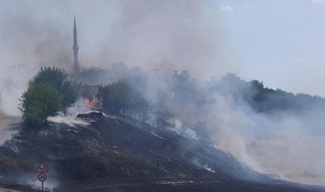 Anız yangınında saman balyaları küle döndü