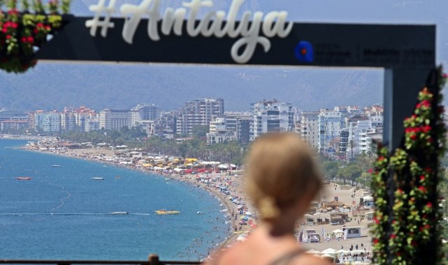 Antalya sahillerinde bayram yoğunluğu