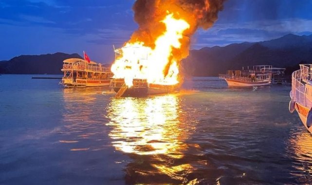 Antalya&#039;da 17 metrelik tur teknesi alev alev yandı