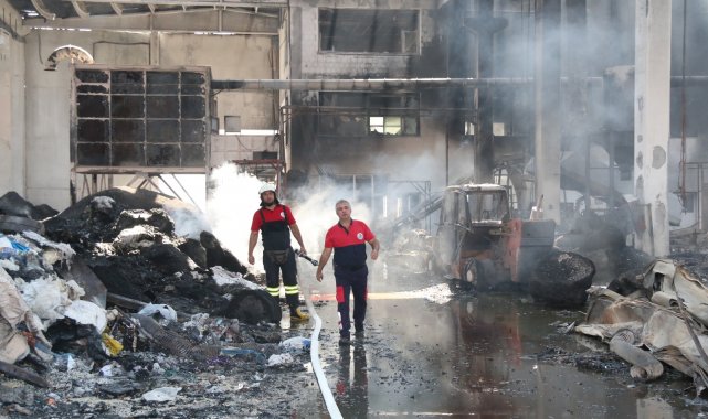 Antalya&#039;da alev alev yanan plastik fabrikasından geriye küle dönmüş yığınlar kaldı