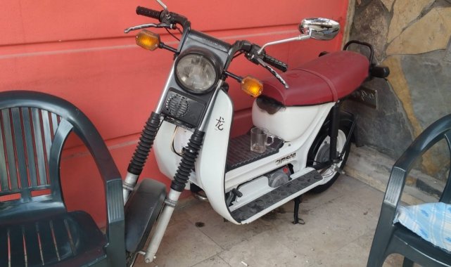 Apartman önünden motosikletin çalınması kamerada