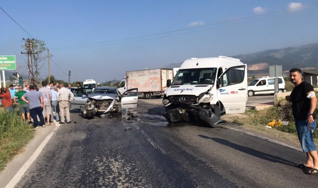 Araçlar hurdaya döndü, anne kız yaralandı