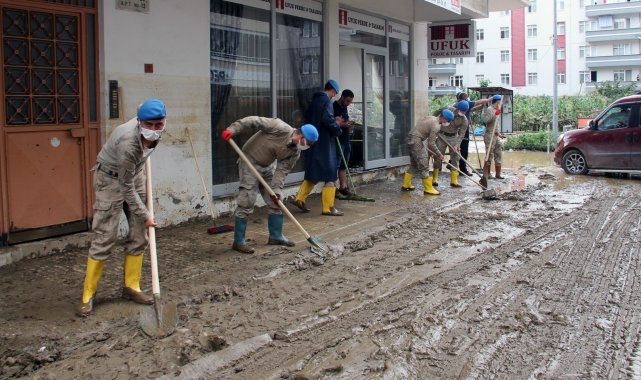 Arhavi'de yaşanan sel afetinin ardından temizlik çalışmaları devam ediyor