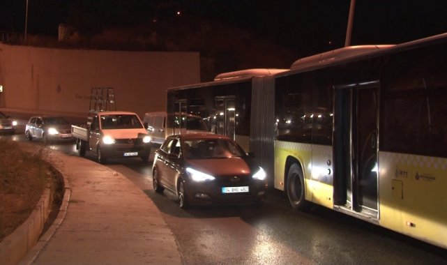 Arnavutköy'de yakıtı biten İETT otobüsü yolda kaldı, ilçe çıkışında trafik durdu
